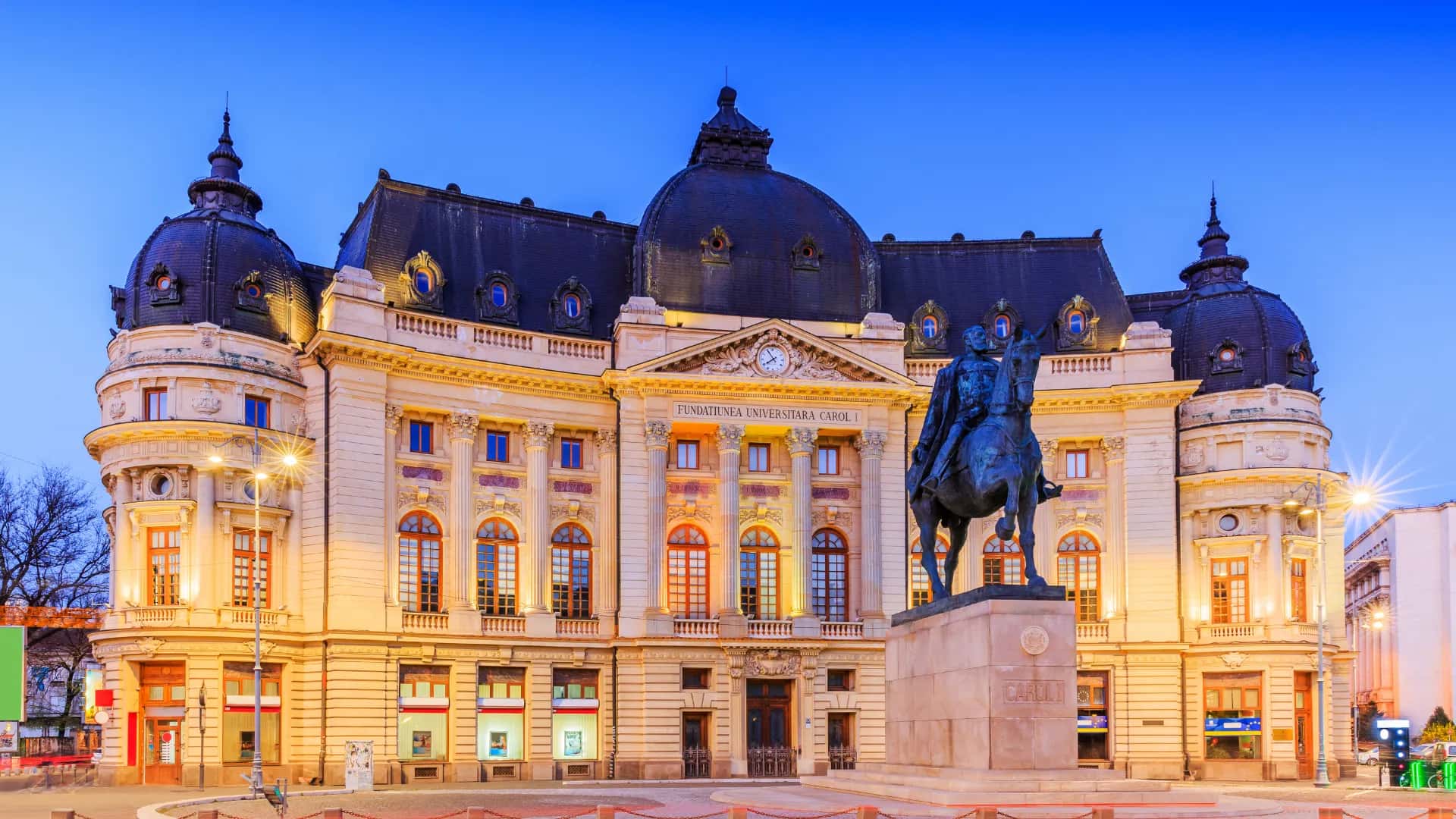 Arhitectură clasică din București, în imaginea principală PLURIEL